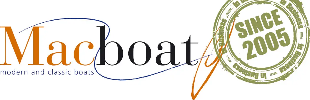 Logo van bootbouwbedrijf met 'sinds 2005' stempel