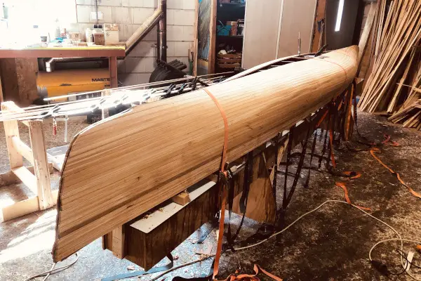 Een kano opgebouwd met houten strips