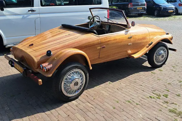 bijzondere auto van houtstrips en epoxy