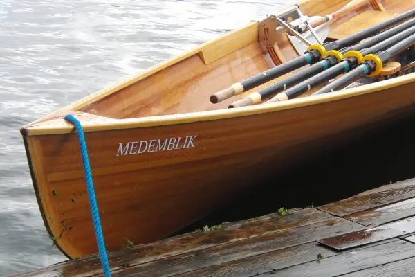Nieuwbouw houten boot gemaakt in opdracht van de roeibond (KNRB), genaamd Medemblik
