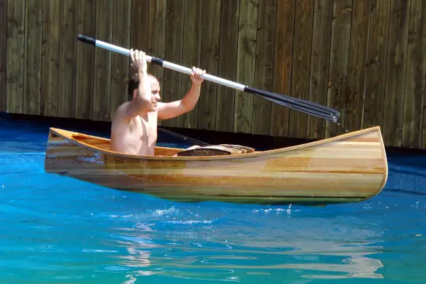 Bijzondere houten kano op maat gemaakt