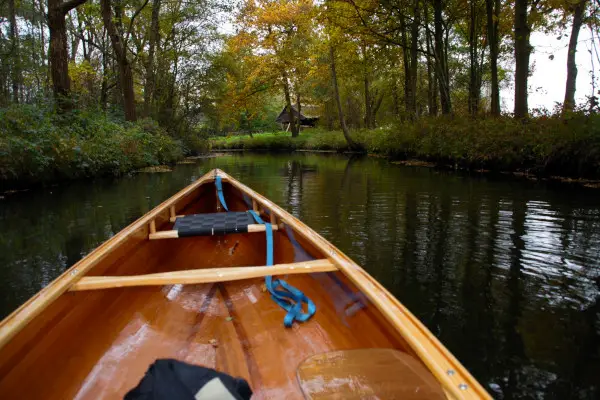 boeg houten kano kanovaren