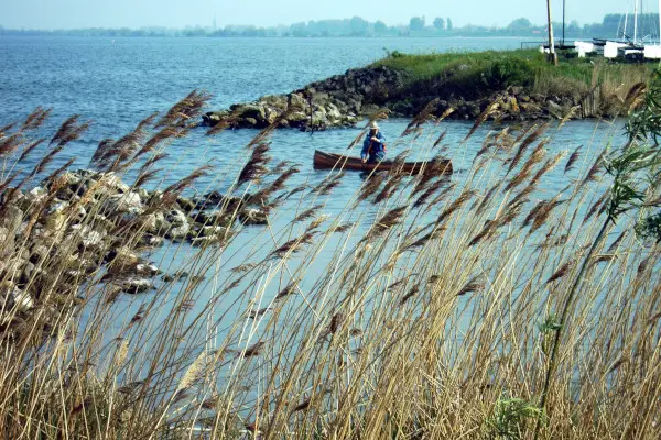 persoon in kano van hout