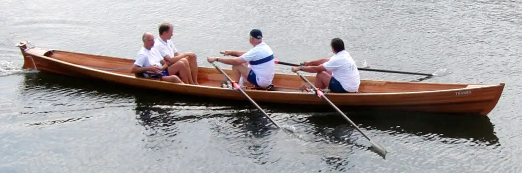 vier mensen in dubbelwherry van hout