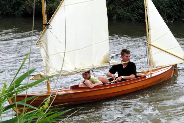 houten roei- en zeilkano