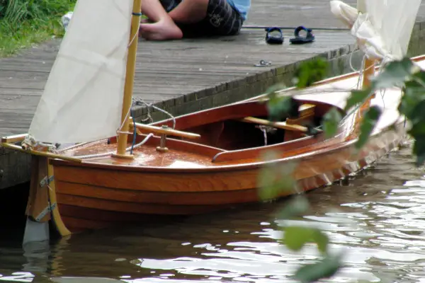 Met begeleidng gebouwd: zeilkano overnaads gebouwd op hout-epoxy wijze