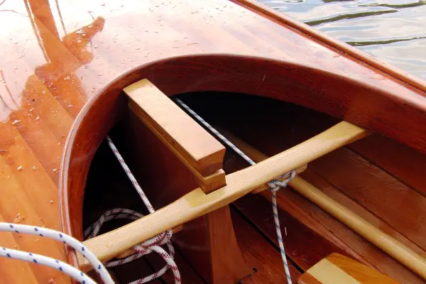 detail houten roei- en zeilkano