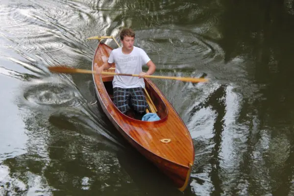 houten roei- en zeilkano gevaren zonder zeil