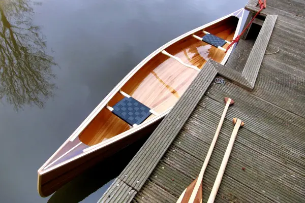 Canadese houten kano en peddels aan steiger