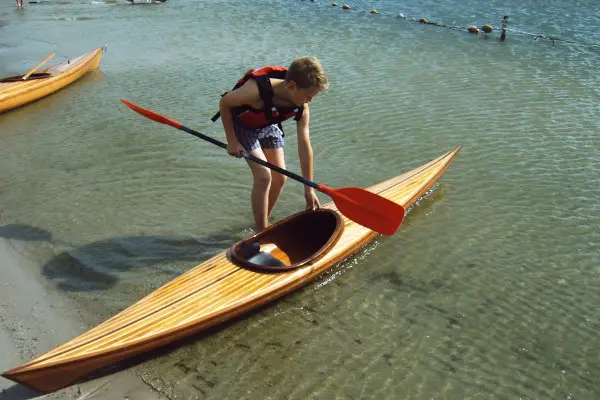 kind met houten kajak