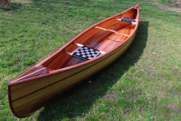 Houten kano gebouwd tijdens cursus