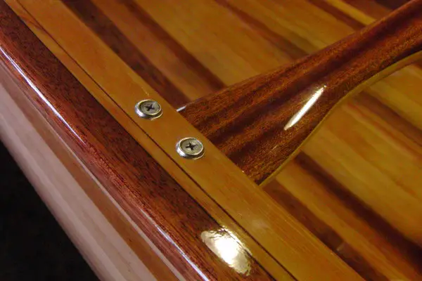 detail reling van een houten Ranger kano