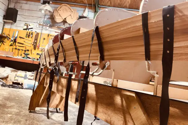 De Singel houten kano in aanbouw