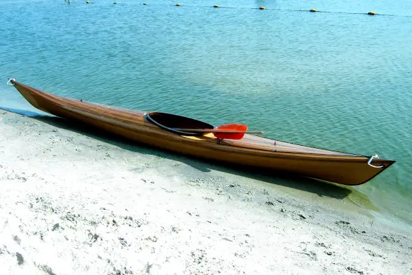 Houten kajak aan het strand