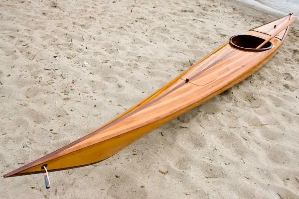 kayak van hout op het strand
