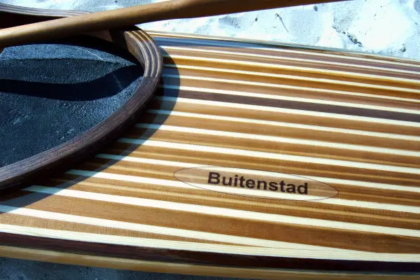 detail kajak van hout 'Buitenstad'