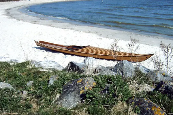 houten kajak op het strand