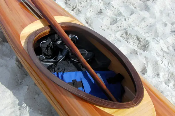 Kajak gebouwd met houtstrips, glasvezel en epoxy
