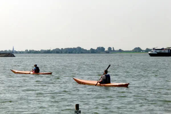 samen peddelen in houten kajaks