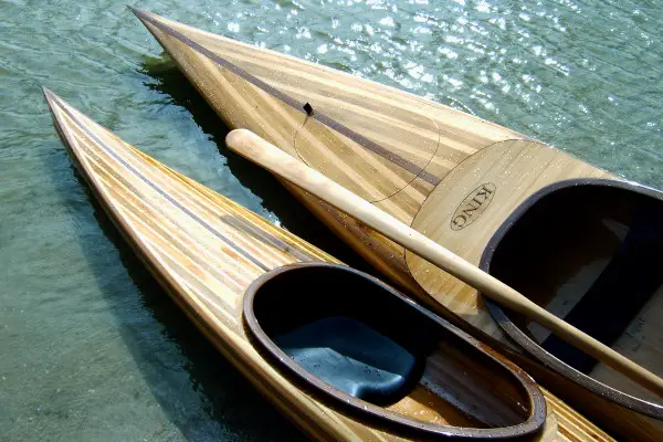 twee houten kajaks
