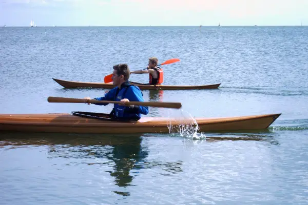 Twee houten kajaks gemaakt van lokaal, duurzaam hout.