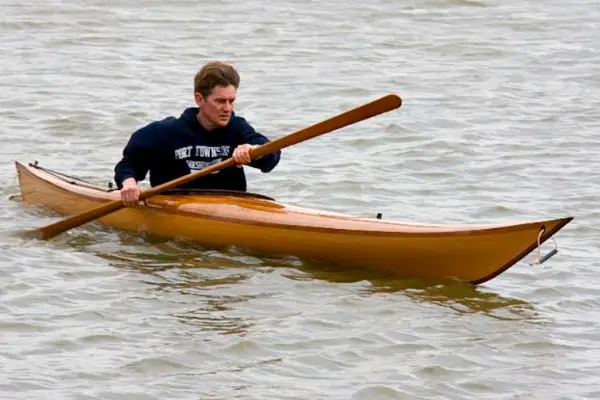 kajakvaren met groenlandpeddel