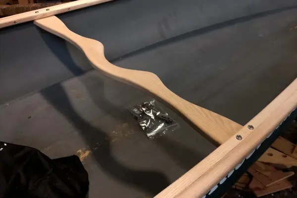 Nieuwe juk en relingen kano reparatie