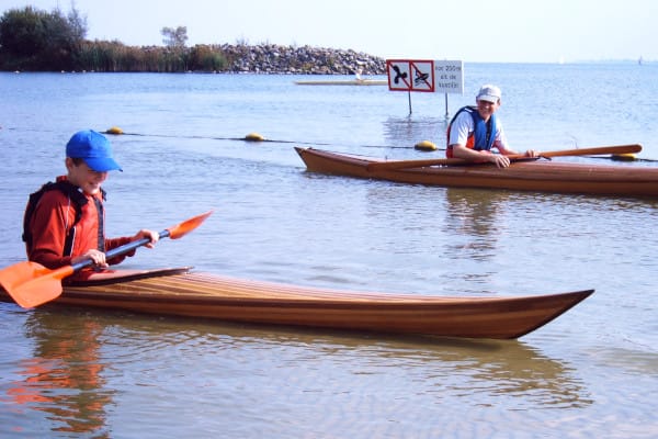 samen peddelen in houten kayaks
