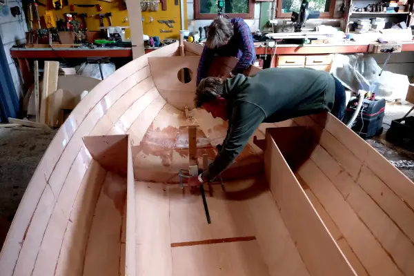 Boot bouwen met begeleiding van een bootbouwer