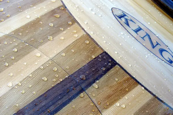 detail kajak van hout met inlay naam