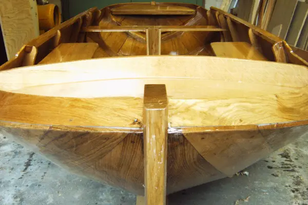 Een traditionele houten boot gebouwd met epoxy