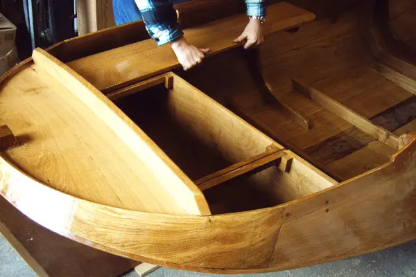 Bootbouwer bouwt houten boot