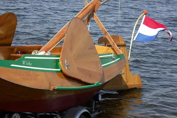 Boatsje uitgevoerd in hout met epoxy